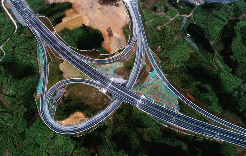 脱贫又通高速路  仫佬山乡添新景